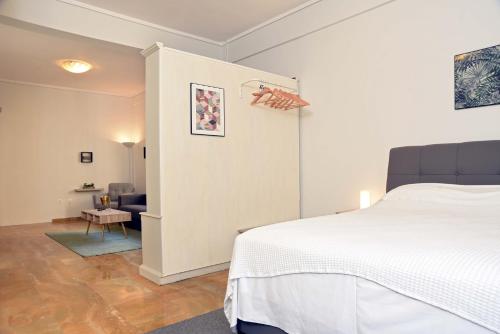 Delmare Aristotelous 7