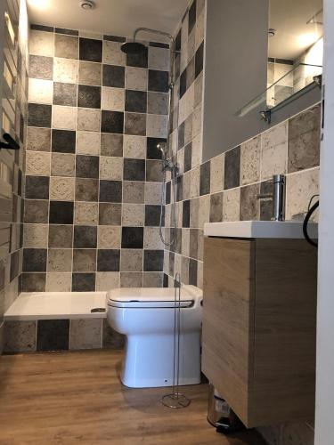 une salle de bain avec toilettes, lavabo et baignoire dans l'établissement hotel de Croix, à Morlaix