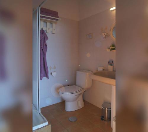 GenovésにあるCasa Primaveraのバスルーム(トイレ、洗面台、シャワー付)