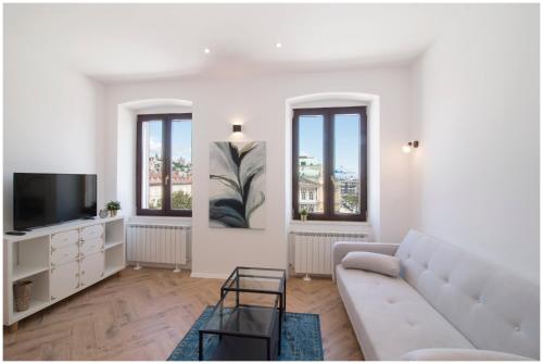 Et tv og/eller underholdning på Stylish - Centre Apartment Theatre View