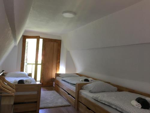 a bedroom with two twin beds and a window at Ammirevole -MOON- Apartment in Visoko