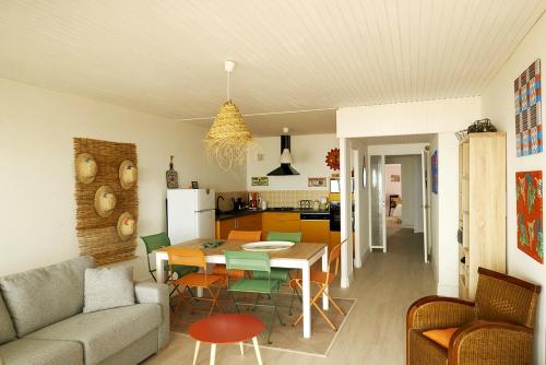 Kuchyň nebo kuchyňský kout v ubytování Appartement pour 6 sur la Grande Plage, St Gilles