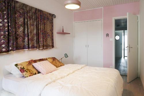 Postel nebo postele na pokoji v ubytování Appartement pour 6 sur la Grande Plage, St Gilles