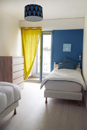 Postel nebo postele na pokoji v ubytování Appartement pour 6 sur la Grande Plage, St Gilles
