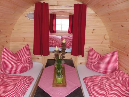 a room with two beds in a tiny house at NATURAMA BEILNGRIES - Naturparkcamping und Fasshotel in Beilngries