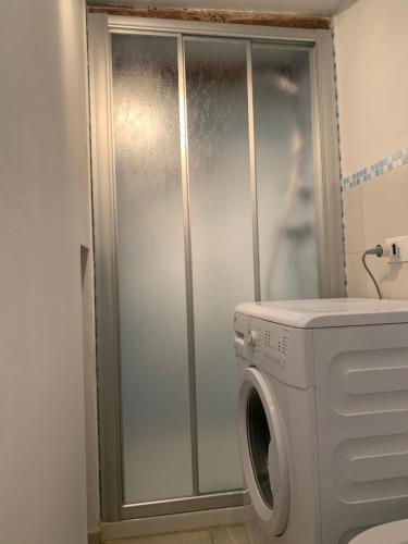lavatrice in bagno con doccia di Trilocale Porto Azzurro a Porto Azzurro