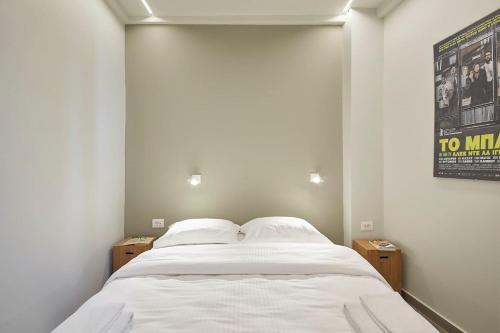 A bed or beds in a room at Old Athens style 1bdr with Acropolis view rooftop!