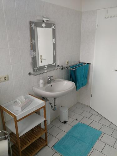 a bathroom with a sink and a mirror at Ferienwohnung Sundkieker in Stralsund