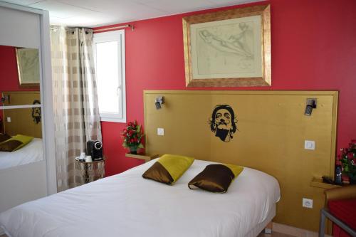 Кровать или кровати в номере Logis Hôtel La Fauceille