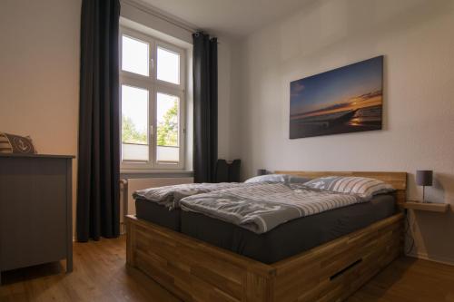 施特拉爾松德的住宿－Ferienwohnung Sundkieker，一间卧室设有一张床和一个窗口