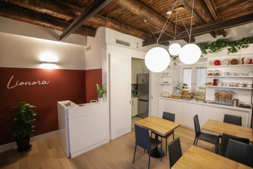 una cucina e una sala da pranzo con tavolo e sedie di B&B LIONORA a Napoli