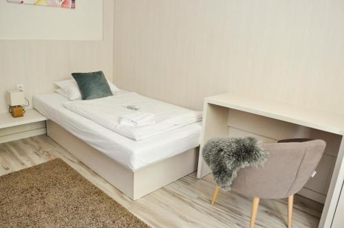Una cama o camas en una habitación de Hotel Garni