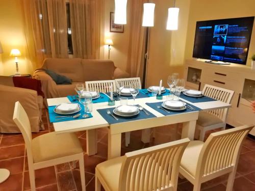 een eettafel met stoelen en een tafel en een stoel bij At the center & very close to the Paseo beach, with double garage, renovated and fully equipped apartment in Almuñécar
