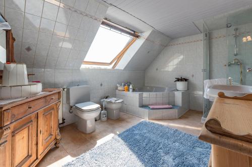 a bathroom with a toilet and a sink and a tub at Deichschatz in Mittelnkirchen