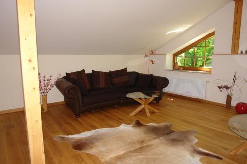 Χώρος καθιστικού στο Ferienwohnung im Reetdachhaus Hallerhus