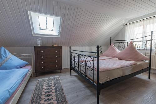 um quarto com uma cama, uma cómoda e uma janela em Deichschatz em Mittelnkirchen