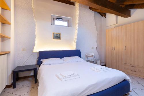 una camera con letto blu e bianco di Appartamento Via Roma a Stresa