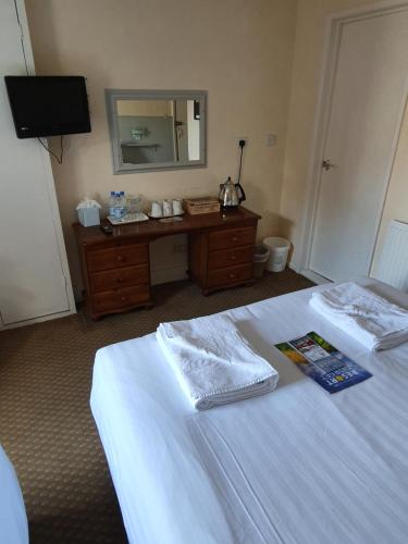 Una cama o camas en una habitación de Alexandra Hotel
