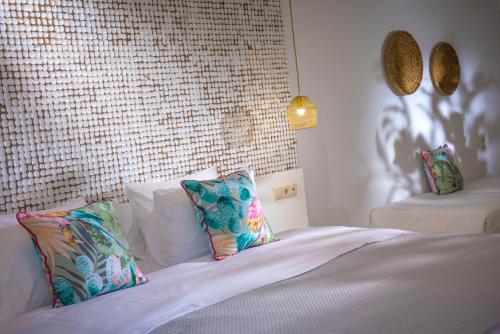 Кровать или кровати в номере Sarpidon Apartments