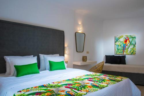 Кровать или кровати в номере Sarpidon Apartments