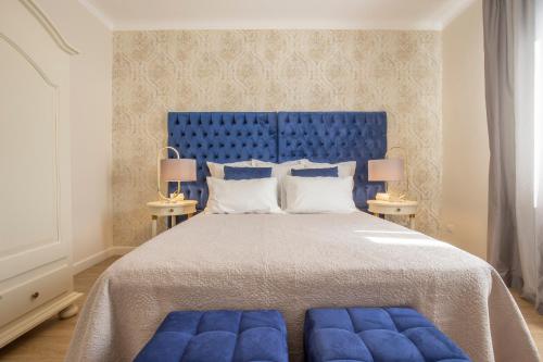 1 dormitorio con 1 cama azul grande y 2 lámparas en CRYS: Apartments, Holiday, Business, Blu, en Verona