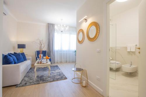sala de estar blanca con sofá y baño en CRYS: Apartments, Holiday, Business, Blu, en Verona