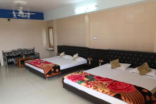 Katil atau katil-katil dalam bilik di Shivam Palace & Resort