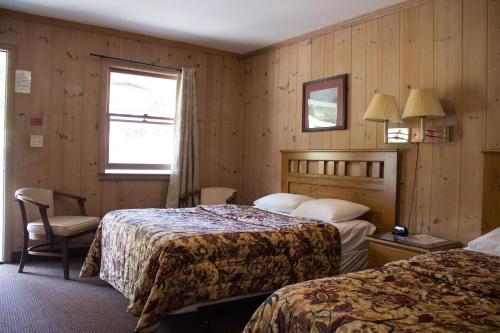 Säng eller sängar i ett rum på Fran Cove Motel