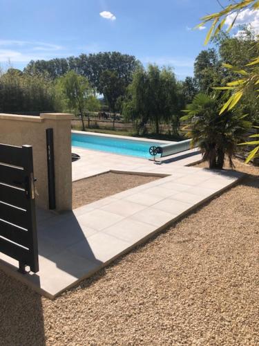 une piscine devant une maison dans l'établissement Les Centaurines, à Saint-Siffret