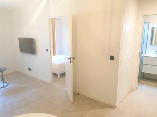 une pièce avec une porte menant à une chambre dans l'établissement ALSACE LORRAINE CENTRE PROCHE MER 101, à Nice