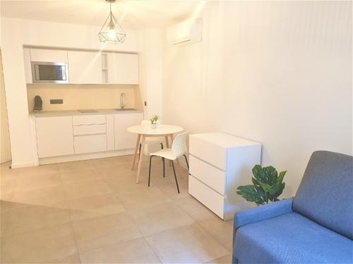 un salon avec un canapé bleu et une table dans l'établissement ALSACE LORRAINE CENTRE PROCHE MER 101, à Nice