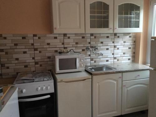 Η κουζίνα ή μικρή κουζίνα στο Napfény Apartman