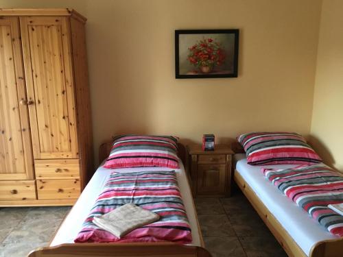Ένα ή περισσότερα κρεβάτια σε δωμάτιο στο Napfény Apartman