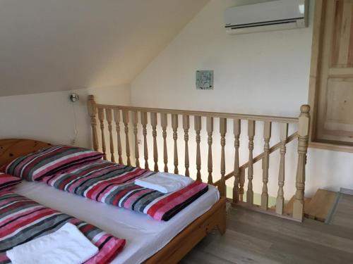 Кровать или кровати в номере Napfény Apartman