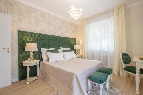 una camera con un grande letto con testiera verde di CRYS: Apartments, Holiday, Business, Verde a Verona