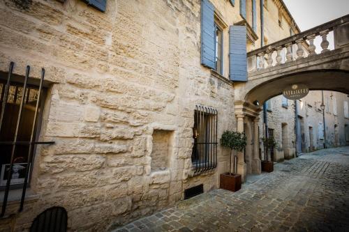an alleyway in an old stone building with a doorway at Boutique Hôtel Entraigues in Uzès