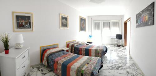 een woonkamer met 2 bedden en een tafel bij La Casetta Di Nonna Anna in Rome