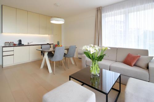 een woonkamer met een bank en een tafel bij Modern apartment near the sea in Ičići