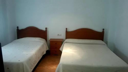 two beds sitting next to each other in a bedroom at Casa Rural Barracas in Barracas