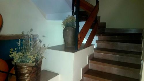 a vase sitting on a wall next to a staircase at Casa Rural Barracas in Barracas