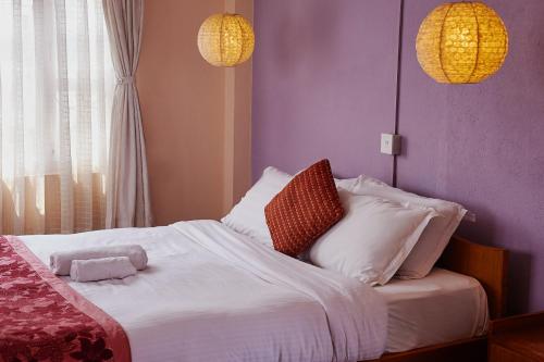 een slaapkamer met een bed met een knuffeldier erop bij Bodhi Apartment hotel in Baudhatinchule