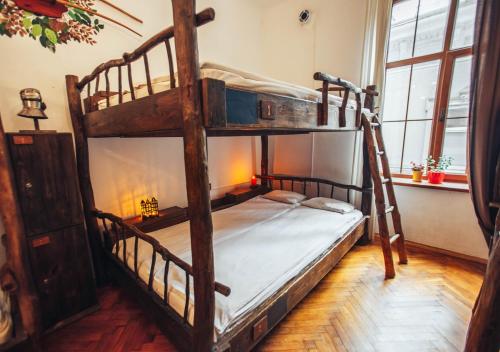 Tempat tidur susun dalam kamar di GHOSTel - Medieval Hostel
