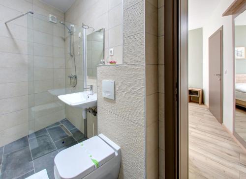 y baño con aseo y lavamanos. en Motel MontaNaro en Mostar
