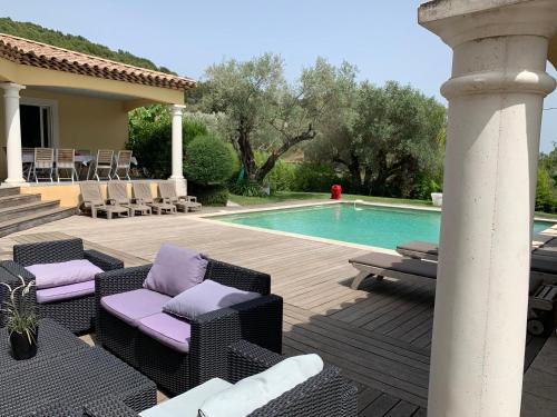 un patio avec des chaises et une piscine dans l'établissement Villa Casalive, à Solliès-Pont