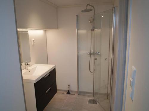 y baño con ducha y lavamanos. en Farm apartment Siloen - Herand, Hardanger, en Herand