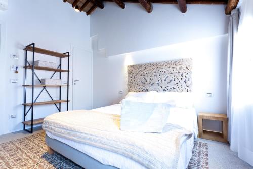 um quarto com uma cama com uma escada em B&B LA CANEVA 951 em Chioggia