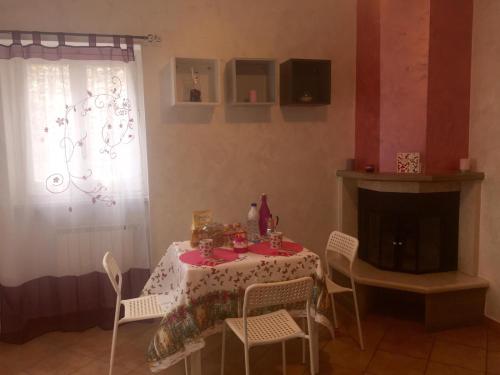 una sala da pranzo con tavolo e camino di A due passi a Pietrapertosa