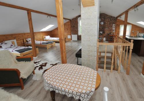Cet appartement comprend une chambre et un salon. dans l'établissement Zakątek Alpaka, à Będzin