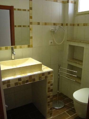 une salle de bain avec un lavabo et des toilettes dans l'établissement PIETROSELLA Plage du RUPIONE, à Pietrosella