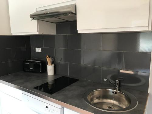 Kuchyň nebo kuchyňský kout v ubytování Appartement à la mer